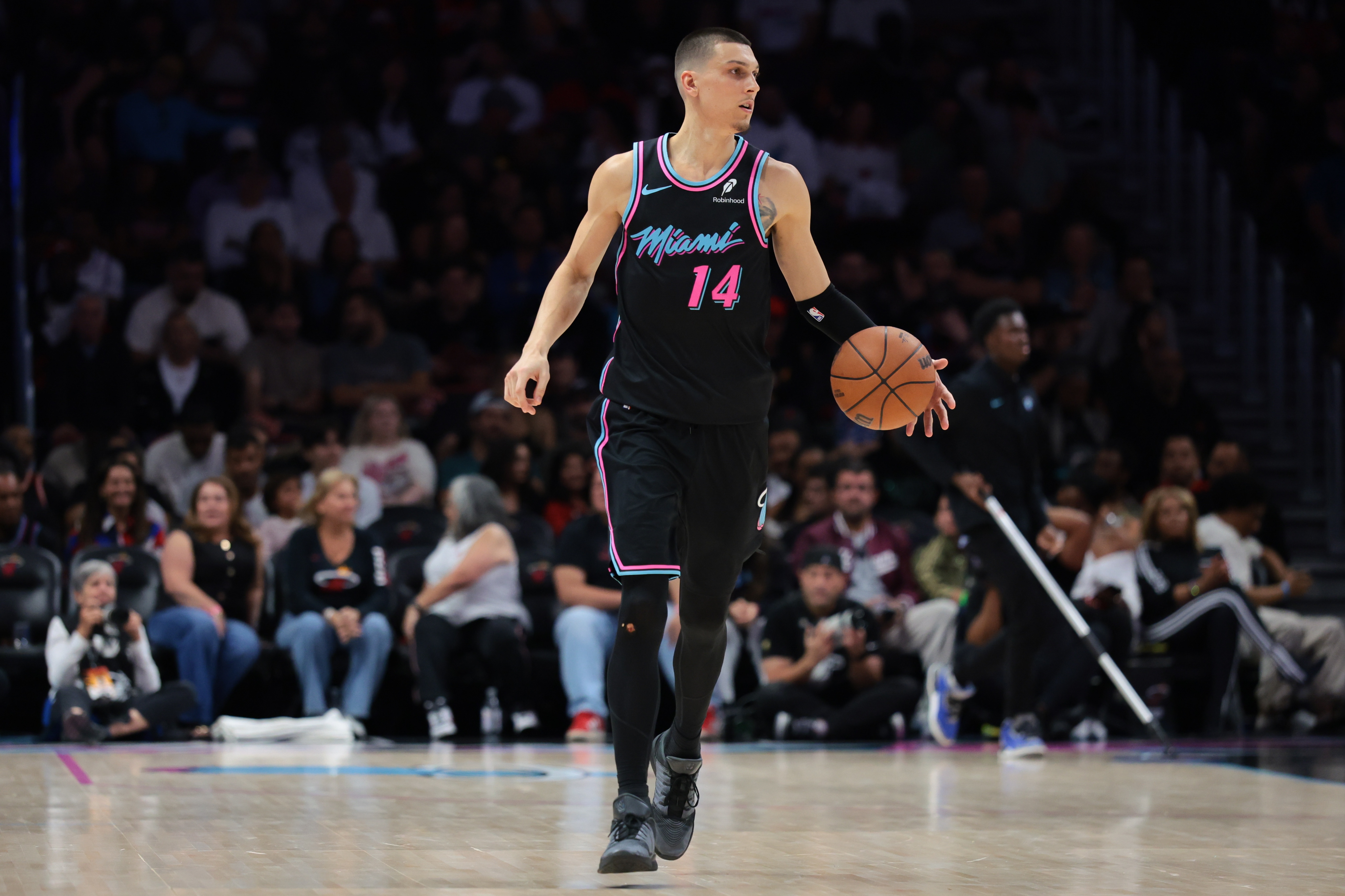 leyu公司-热火迎战魔术 希罗&amp;鲍威尔&amp;韦尔&amp;亚库乔尼斯出战 维金斯缺阵